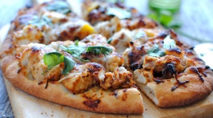 Chicken Makhni Naan Pizza Recipe