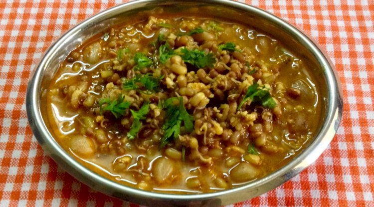 Palak Curry with matki sprouts Recipe