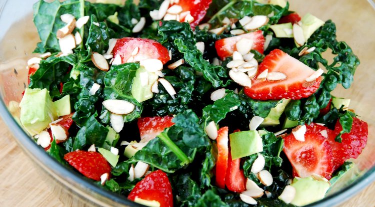Kale and strawberry salad Recipe