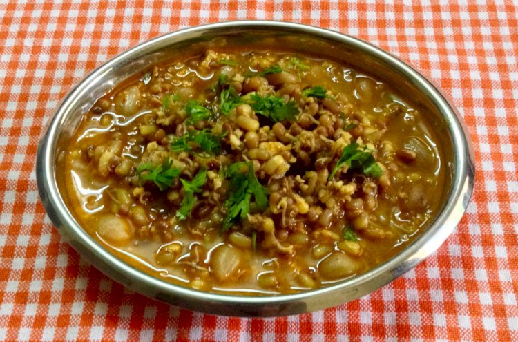 Palak Curry with matki sprouts Recipe